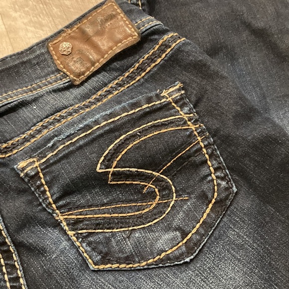 Silver Jeans: Suki Capri - Picture 3 of 8